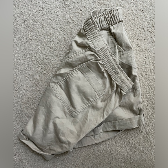 L.L.Bean women’s beige shorts 🩳 slightly worn - Picture 3 of 3